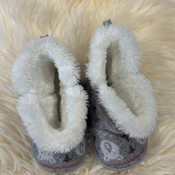 Joe Fresh Winter Bear Print Fluffy Baby Crib Booties in size XL - Picture 3 of 7